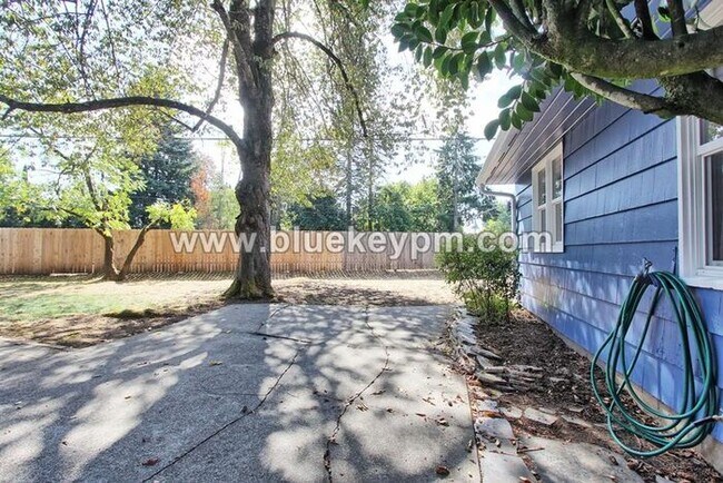 Building Photo - Updated 2 Bed, 1 Bath Bungalow in Harney H...