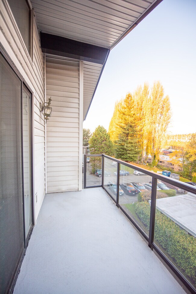 Building Photo - 2562 Thorndyke Ave W