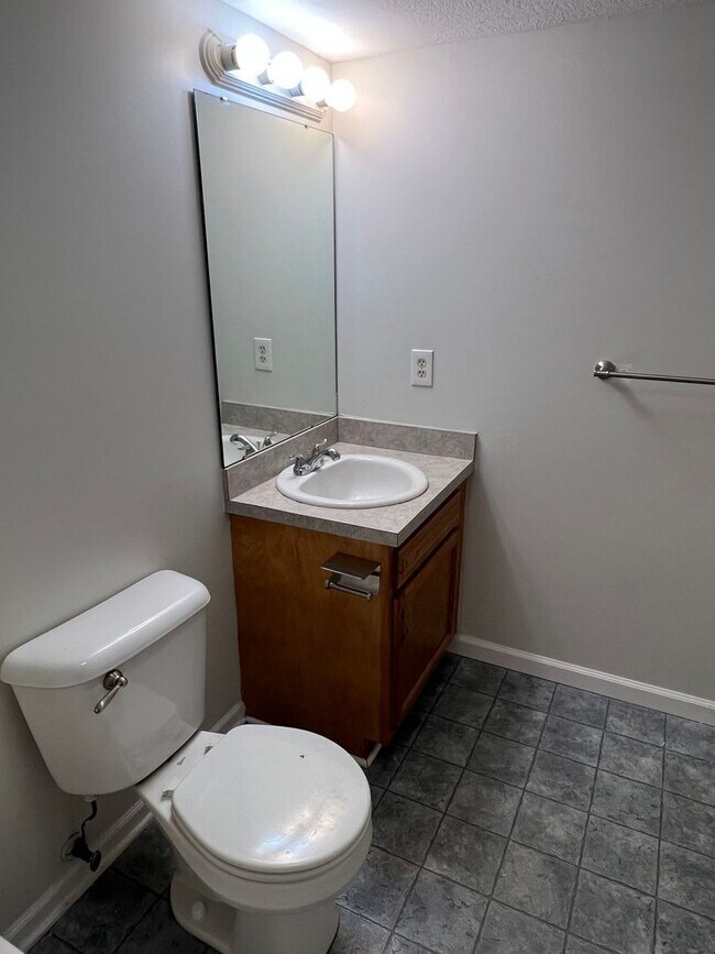 Building Photo - Downtown 2-Bdr 2-Bth Condo - First Floor -...