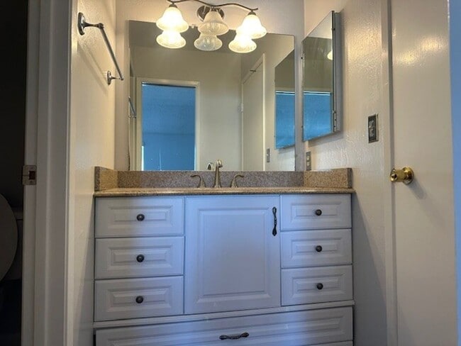 Building Photo - Large and Beautiful 2-Story Townhouse in D...