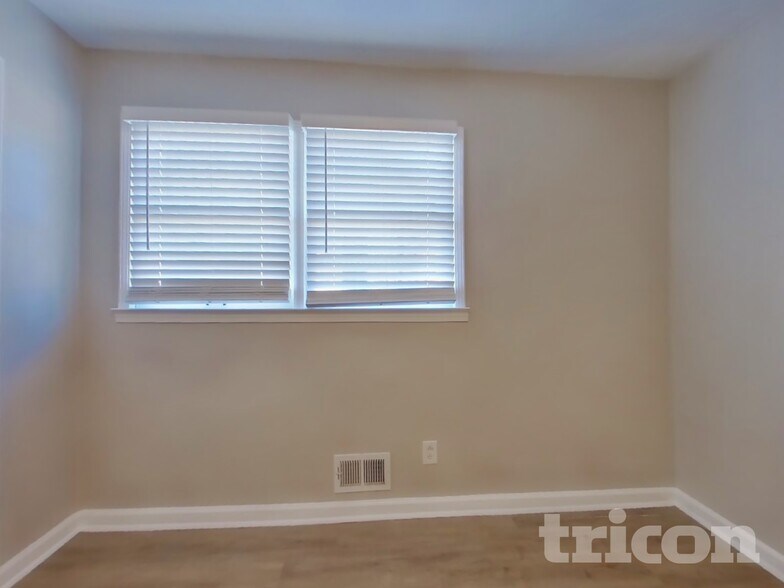 Building Photo - 324 Pioneer Cir