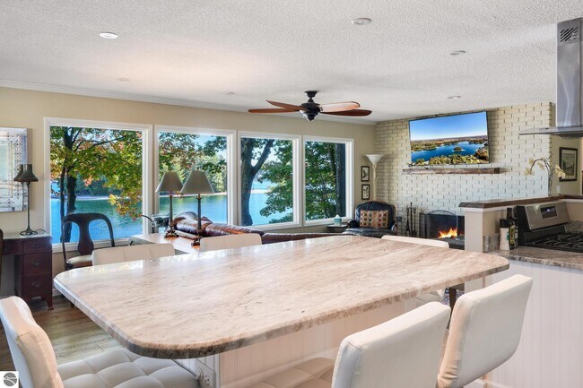 Building Photo - 5521 Silver Sunrise Trail