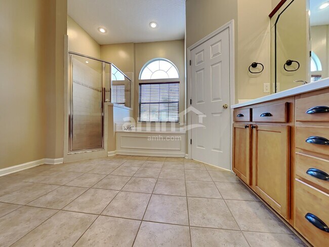 Building Photo - 821 Templeton Ln