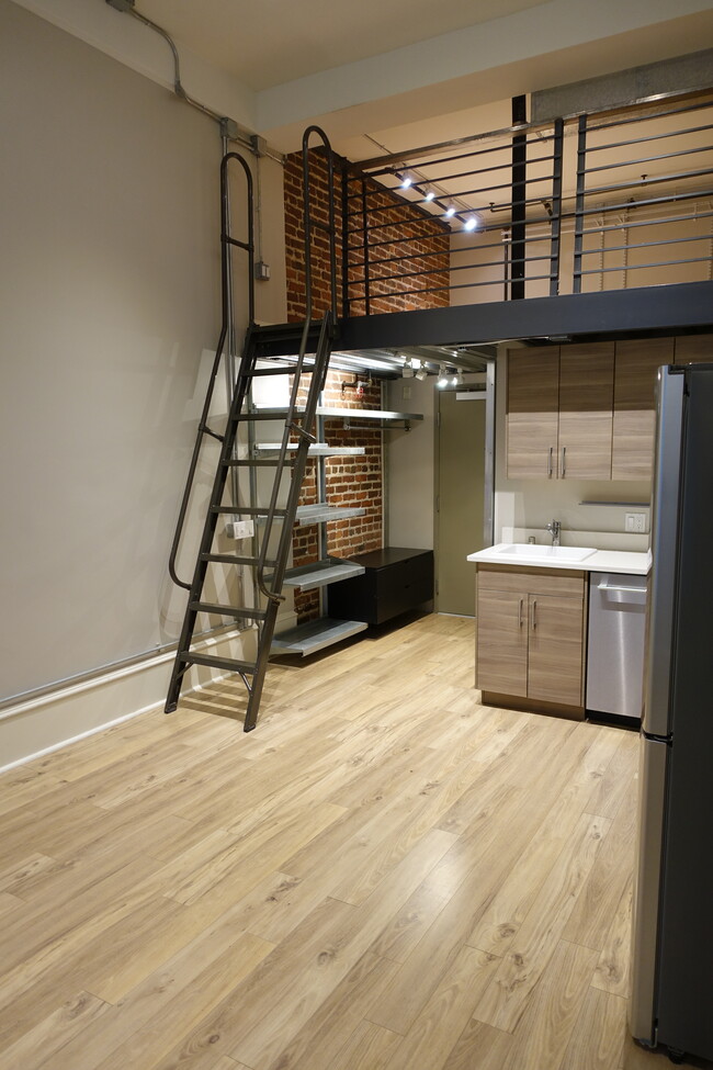 Primary Photo - 83 McAllister St