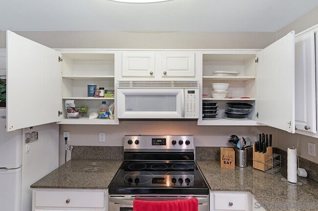Building Photo - 7455 Charmant Dr