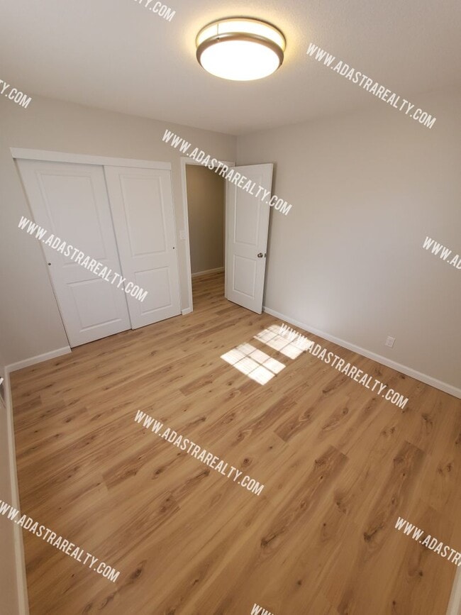 Building Photo - Absolutley Beautiful 4 Bedroom 2.5 Bath Overland Park Home-Available NOW!!