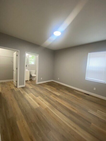 Unit A Master Bedroom - 415 Dequincy St