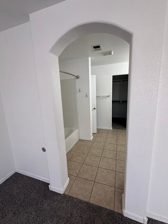 Building Photo - Spacious 5-Bedroom Home with 2 Living Areas – 2,270 Sq Ft Near Porter Dr.