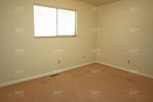 Building Photo - 447 W Swallow Rd