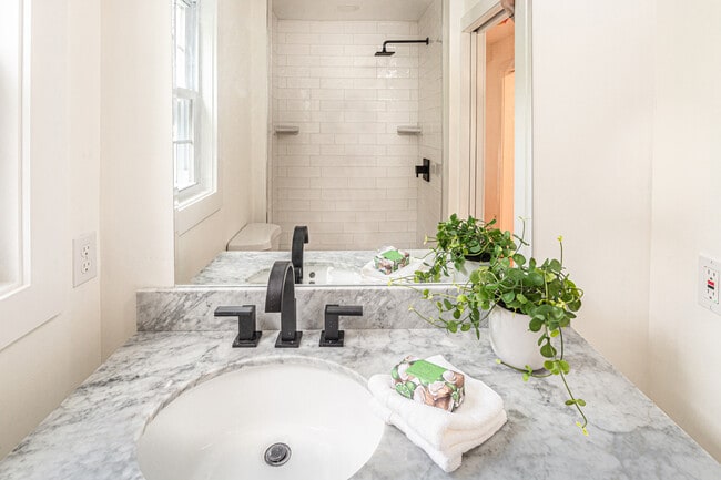 Building Photo - 84 Orchard St