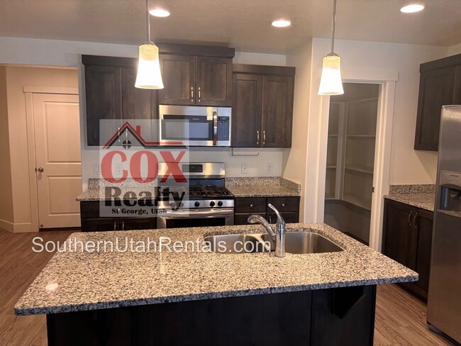 Building Photo - Wonderful Desert Canyon 4 bed | 2.5 bath |...