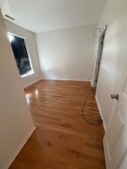 Building Photo - 753 S Kedzie Ave