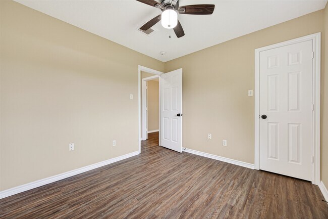 Building Photo - 11655 Lakeview Manor Dr