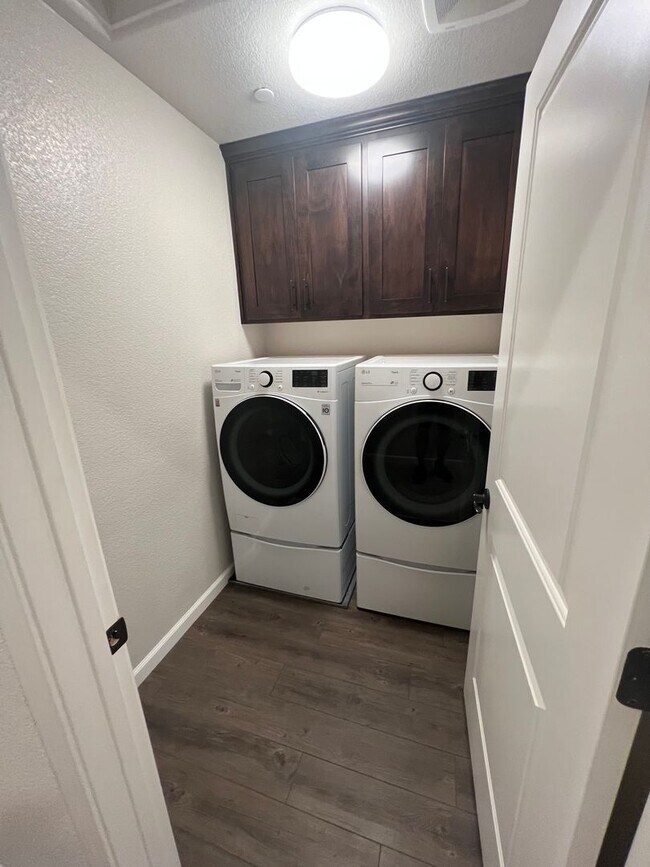 Building Photo - 3 Bed / 2.5 Bath | Rocklin Townhome