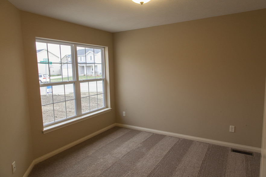 Smaller Upstairs Bedroom - 3620 Chardonnay Ct