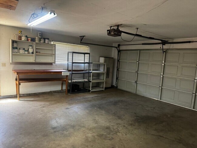 Building Photo - Charming Oakdale Home 3 bedrooms 2 bathrooms