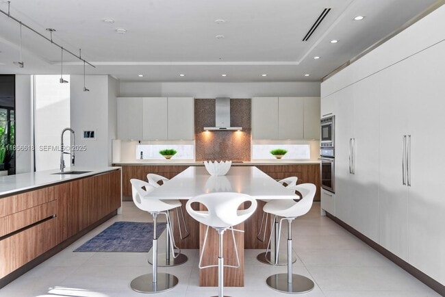 Building Photo - 310 SE 11th Ave