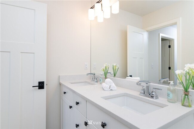 Building Photo - 4 Bedroom Oversized Home in Mountlake Terrace- Office Space and Charging Station