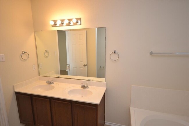 Building Photo - 114 Washington Square Dr