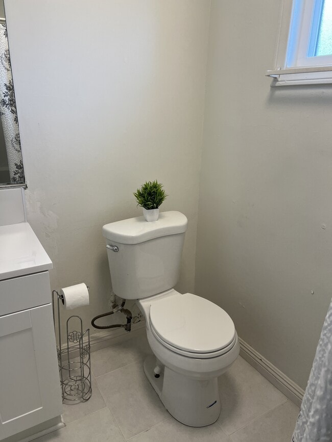 Building Photo - 554 S Willow Ave