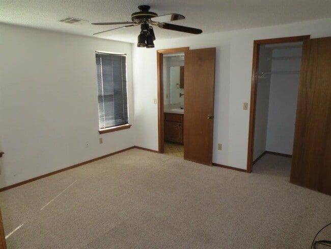 Building Photo - 8421 Bigwood Dr