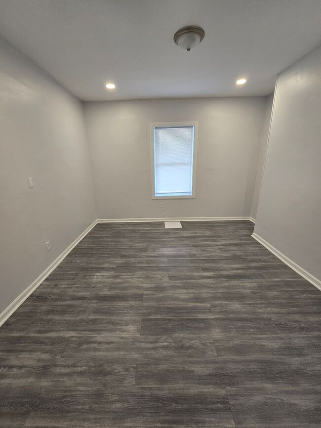 Building Photo - 3 BEDROOM SINGLE FAMILY
