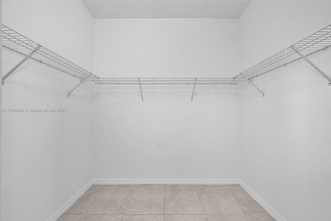Building Photo - 830 NE 191st St