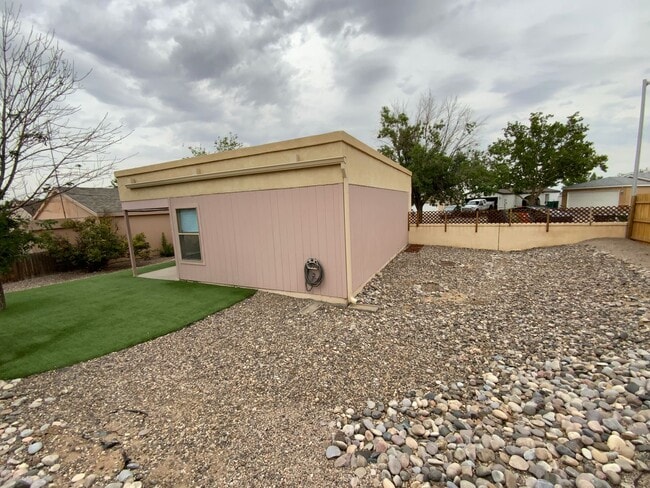 Building Photo - 2 Bedroom Single Story Home Available Near...