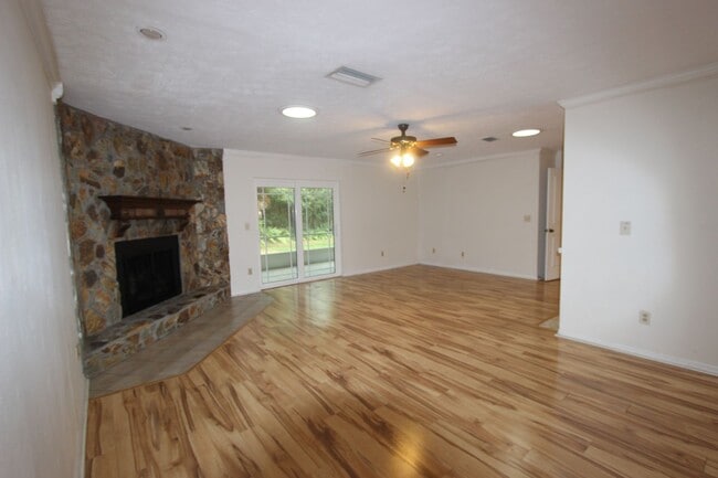 Building Photo - Lovely 4 Bedrooms / 2 Bathrooms / 2-Car Garage
