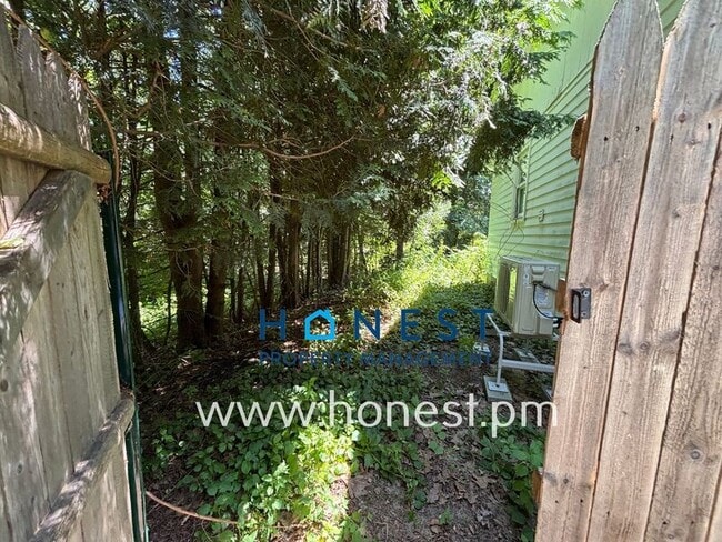 Building Photo - 206 Derosay St