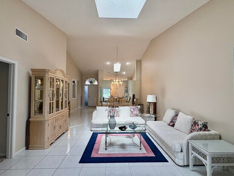 Building Photo - 7702 Majestic Palm Dr