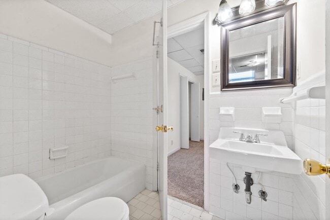 Building Photo - 211 N 5th St
