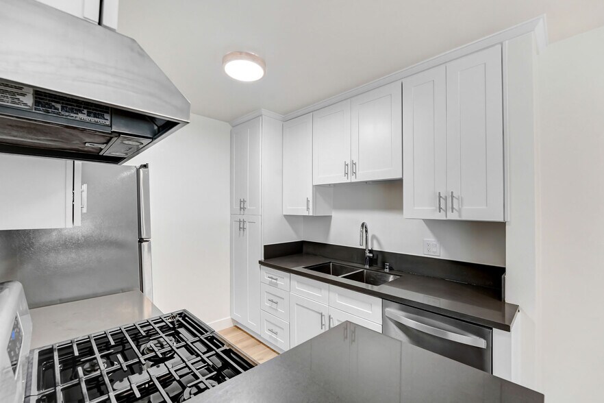 Building Photo - 1545 North Laurel