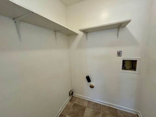 Building Photo - Charming 3-Bedroom Ranch on Quiet Cul-de-S...