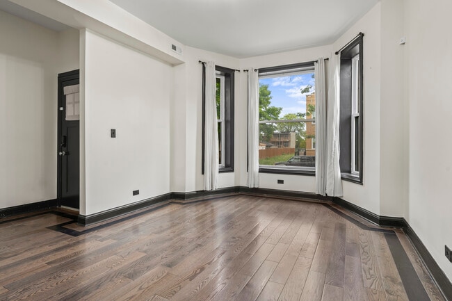 Building Photo - 614 N Troy St