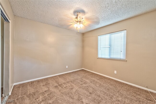 Building Photo - 506 Holick Ave