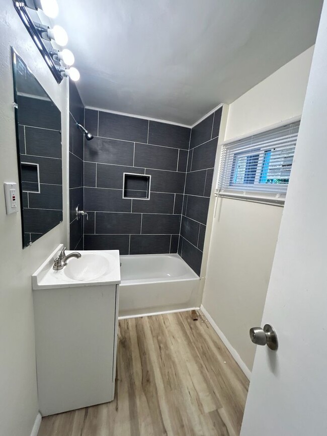 Building Photo - 5355 Helen Ave