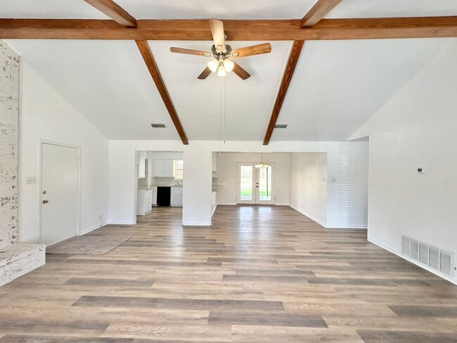 Building Photo - Available now! Newly Updated 3/2/2! Large ...