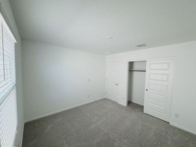 Building Photo - MOVE IN SPECIALS!! 15 DAYS RENT FREE!! New 5-Bedroom Home in Phoenix with Upgrades!