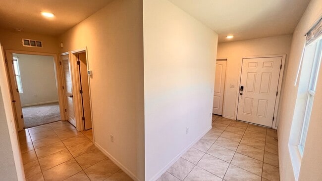 Building Photo - Beautiful 3 Bedroom, 2 Bathroom Home near ...