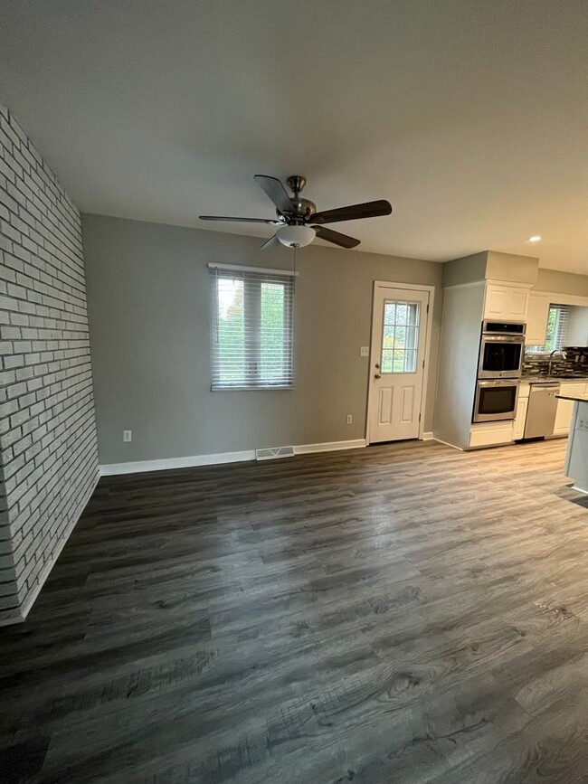 Building Photo - **Charming 4-Bedroom, 2.5-Bath  Home with ...