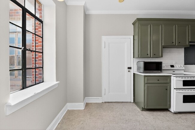 Building Photo - Absolutely stunning penthouse level unit in the historic Poplar building in Charlotte's tree line...