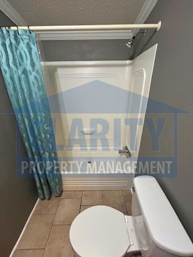 Building Photo - Three bedroom home w/ fenced in yard!