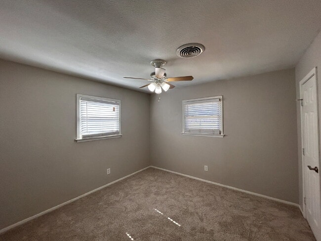 Building Photo - Beautiful, Spacious 4 Bedroom Close to Tex...