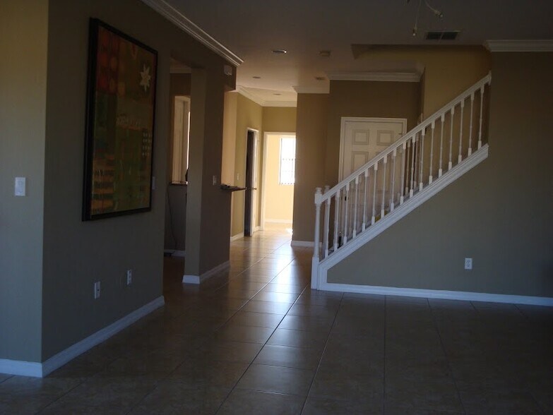 Building Photo - 1250 Clove Dr