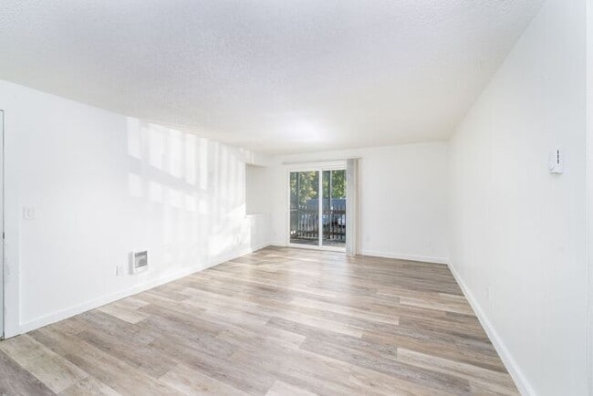 Building Photo - 2 bedroom 1 bath!!