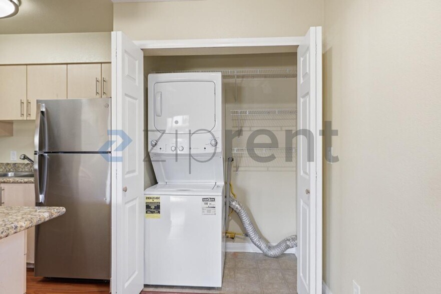 Building Photo - Unit 101