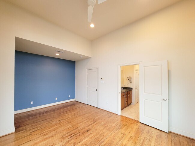 Building Photo - Stunning Corner Unit with Breathtaking Views!