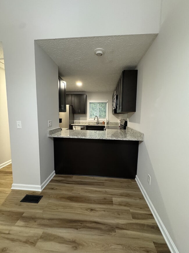 Building Photo - Completely Renovated Duplex with Garage Av...