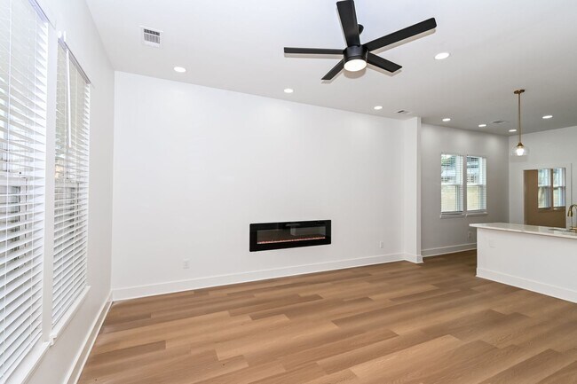 Building Photo - Charming Midtown Home Near Overton Park!